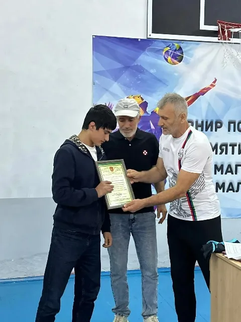 Турнир по волейболу в Курахском районе выявил сильнейшие команды и игроков