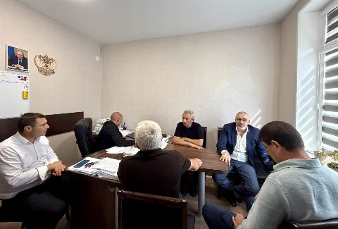 В Новолакском районе с владельцами АЗС обсудили  ключевые требования и прозрачность работы