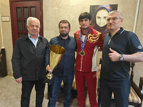 Чемпион Европы по боксу Чеэрав Ашалаев вернулся в Махачкалу после победы