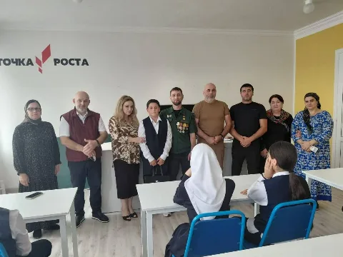 Бойцы СВО посетили школу в Хасавюртовском районе в знак благодарности за помощь