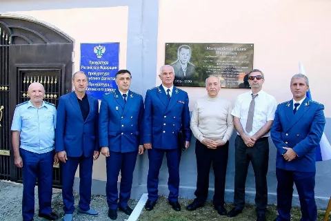 В Гумбетовском районе открыли мемориальную доску в честь 100-летия Гаджи Магомедбекова