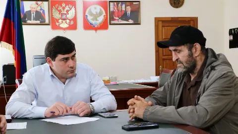 В Кайтагском районе участнику СВО Джамалутдину Нурмагомедову вручили медаль «За отвагу»
