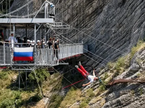 В Дагестане инструктор «Главрыбы» толкнул девушку с аттракциона, несмотря на ее отказ