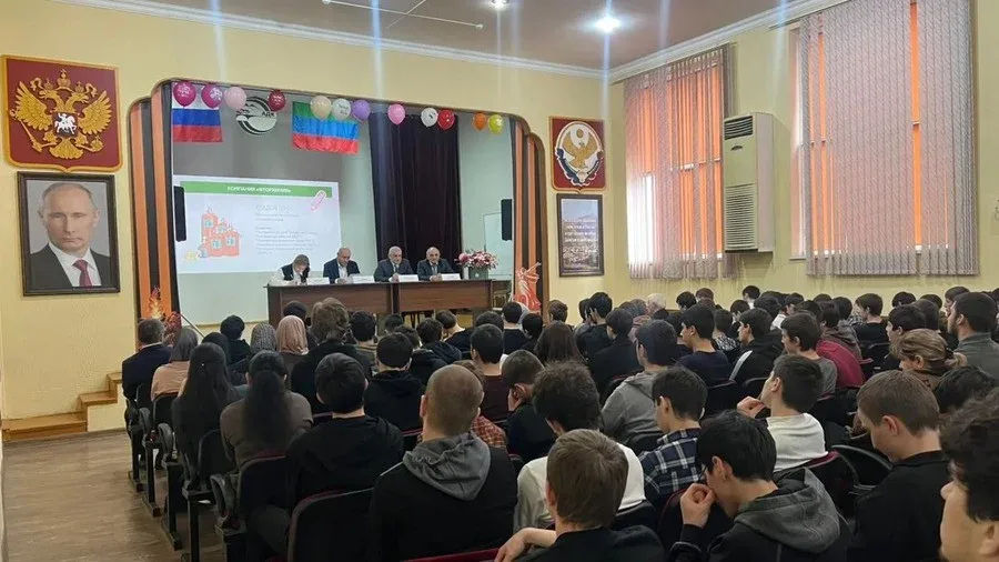 В махачкалинском колледже вице-премьер Ризван Газимагомедов рассказал студентам о заводах и войсках беспилотных систем