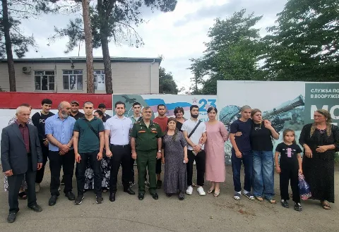 Сулейман-Стальский район проводил около 60 новобранцев на срочную военную службу