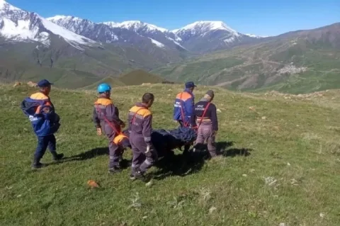 Упавшего с горы Шалбуздаг мужчину нашли и вертолетом доставили в Махачкалу