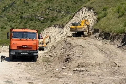 Дорогу «Касумкент – Цмур» в Сулейман-Стальском районе Дагестана чинят два месяца после оползня