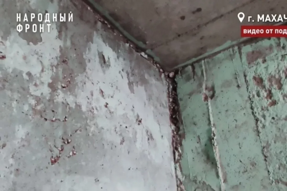 В Махачкале более 300 жителей многоэтажки годами живут под дырявой крышей