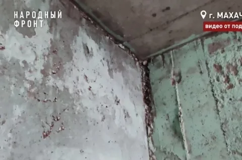 В Махачкале более 300 жителей многоэтажки годами живут под дырявой крышей