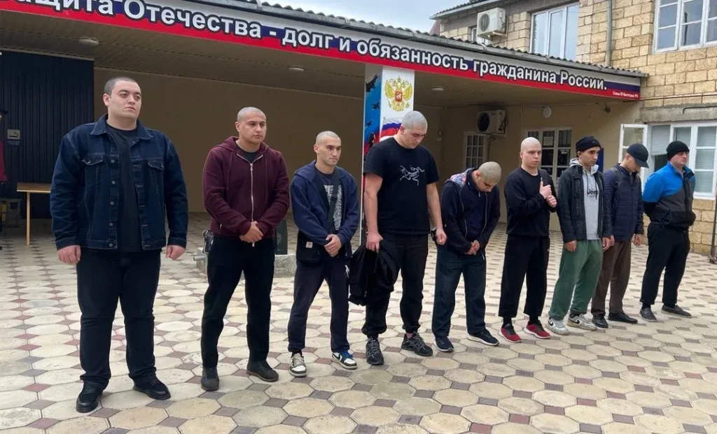 Девять дербентских новобранцев отправились служить в армию после напутственных слов