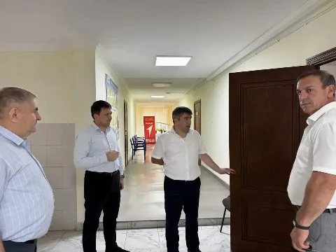 Глава Табасаранского района проконтролировал капремонт местной гимназии