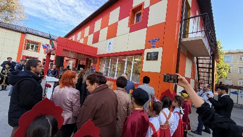 В Махачкале увековечили память Юрия Ханжова на здании школы искусств