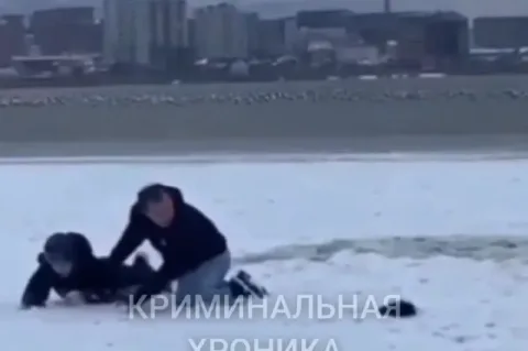 Житель Махачкалы спас провалившихся под лед детей на озере Ак-Гель