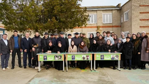 В селе Гуни Казбековского района открыли три «парты героев»