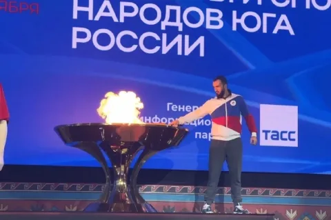 В Каспийске Муслим Гаджимагомедов зажег факел на открытии Фестиваля народов Юга России