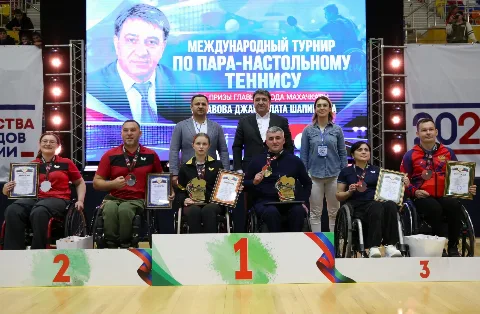 Более 60 спортсменов из разных стран соревновались в Каспийске на турнире по пара-настольному теннису