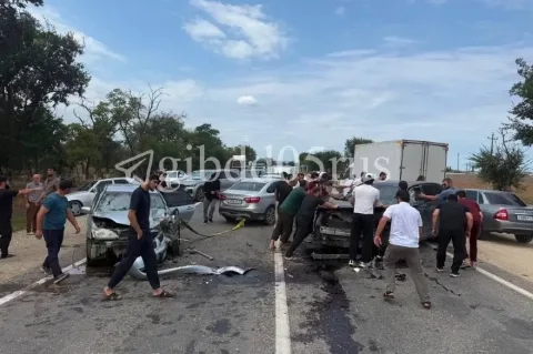Пять человек пострадали в лобовом ДТП двух иномарок в Карабудахкентском районе Дагестана
