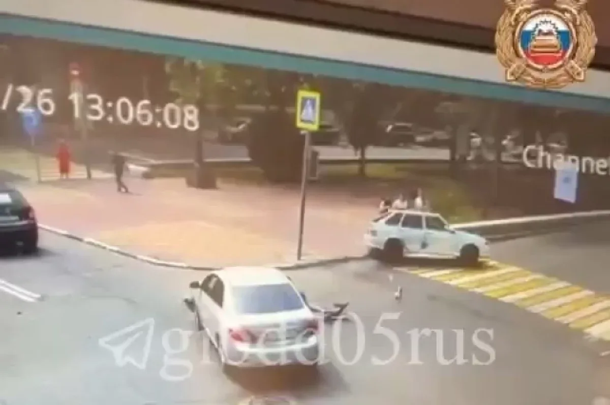 В Махачкале легковушка вылетела на тротуар и сбила двух детей 2 и 4 лет