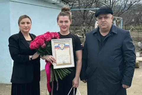 Медсестру из Кумторкалинского района, спасавшую бойцов СВО, чествовали на дому