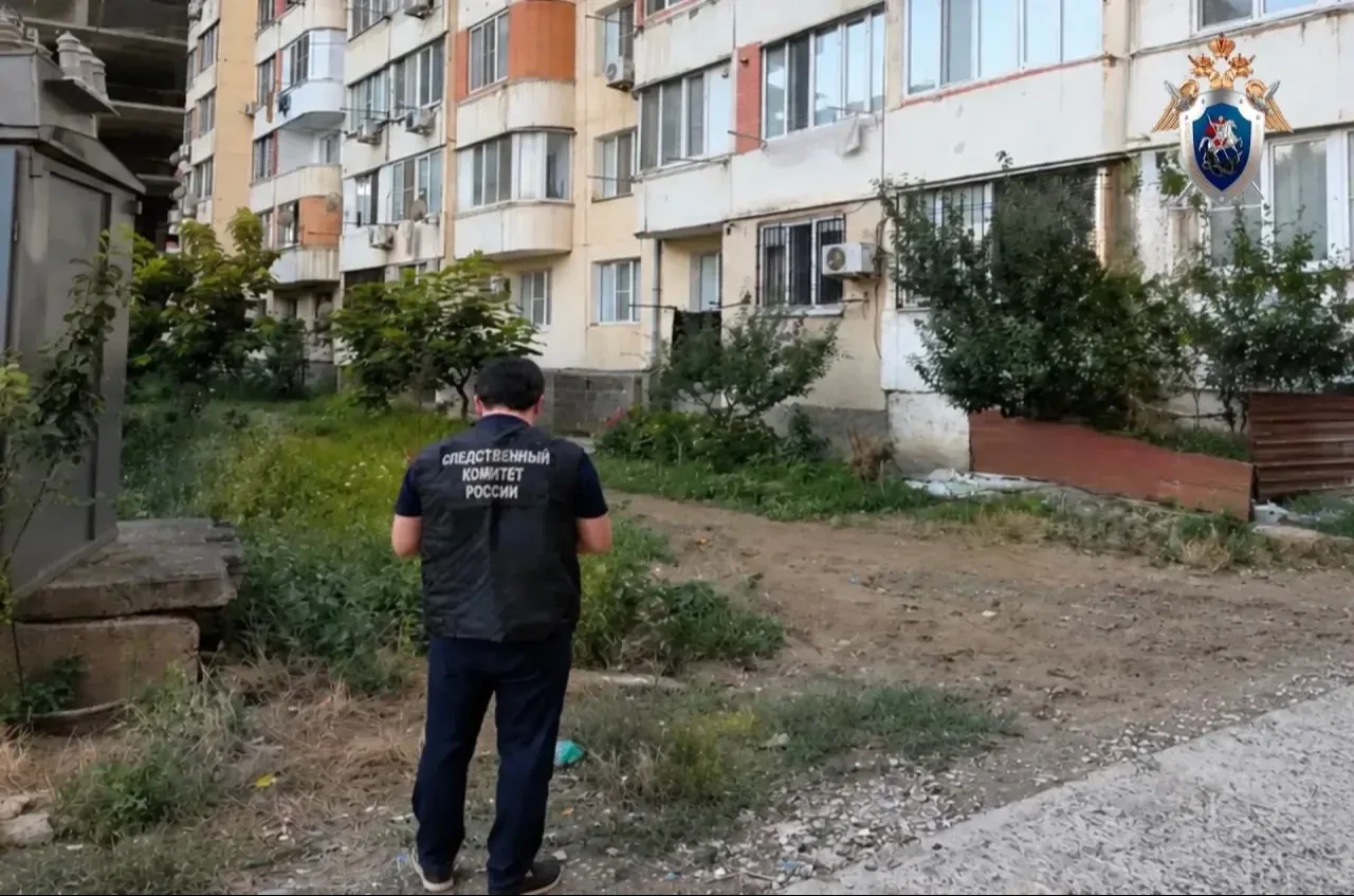 По факту гибели 4-летней девочки после падения из окна в Каспийске возбуждено уголовное дело