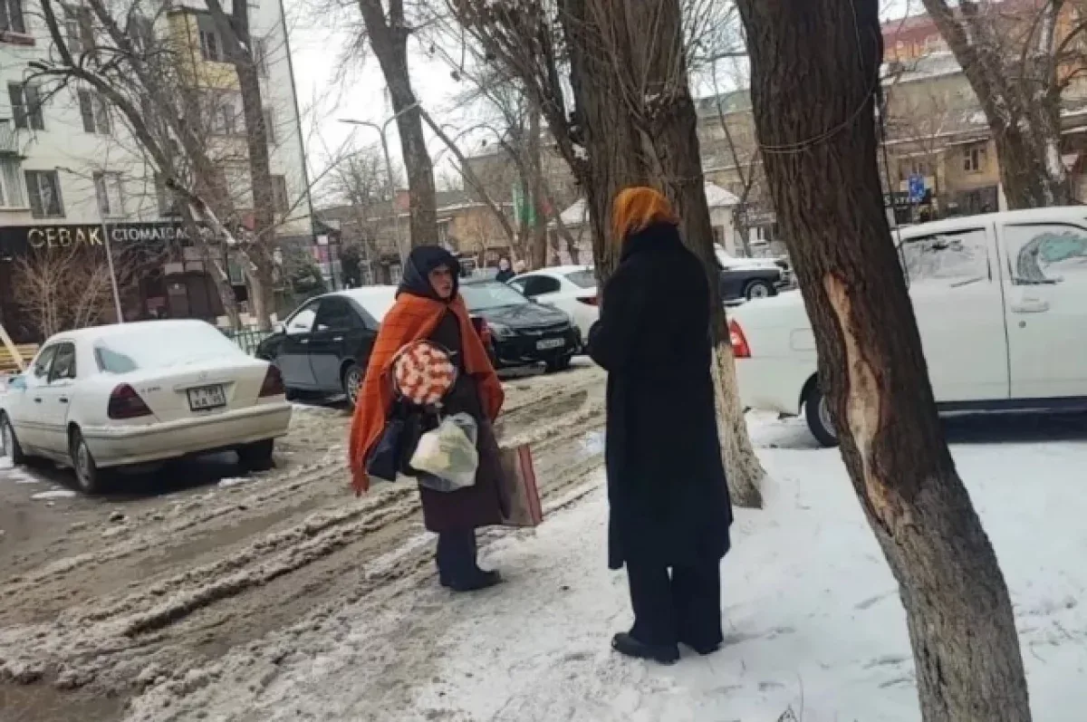 В Махачкале ночующая в подъезде женщина отказалась ехать в приют