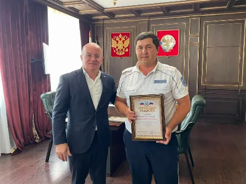 Глава Бабаюртовского района поздравил сотрудников и ветеранов Госавтоинспекции