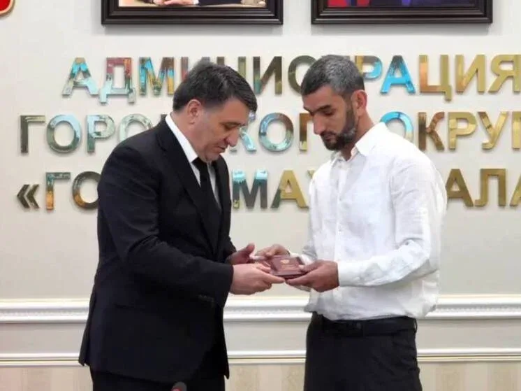 Глава Махачкалы вручил 21 орден Мужества семьям погибших участников СВО