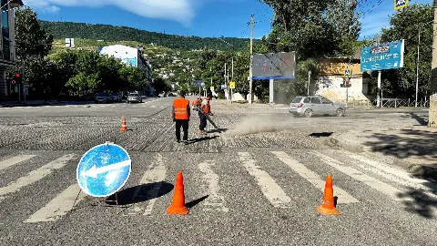 В Махачкале дорожники продолжают укладку асфальта на ключевых городских улицах