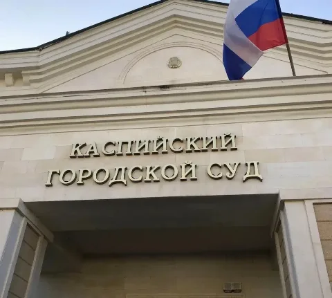 Суд в Каспийске продлил арест обвиняемому в убийстве