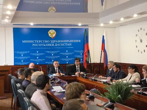 Зампред правительства Абдурахман Махмудов провел встречу по сокращению задолженности медорганизаций