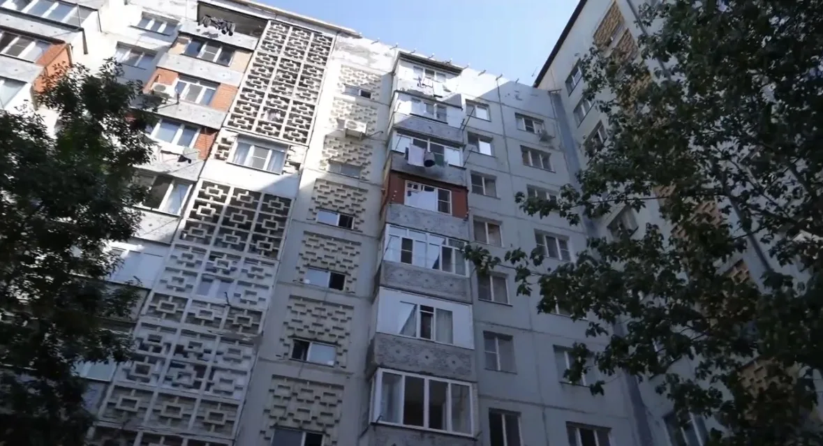 В Махачкале начали менять крышу девятиэтажки на улице Ушакова