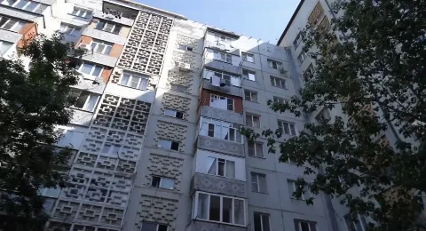 В Махачкале начали менять крышу девятиэтажки на улице Ушакова
