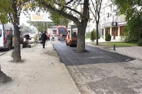 В Махачкале восстанавливают дорожное покрытие у школы № 39 после жалоб горожан