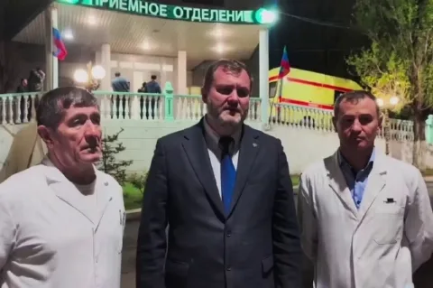 Неизвестный мужчина напал с ножом на хирурга и травматолога в больнице Махачкалы