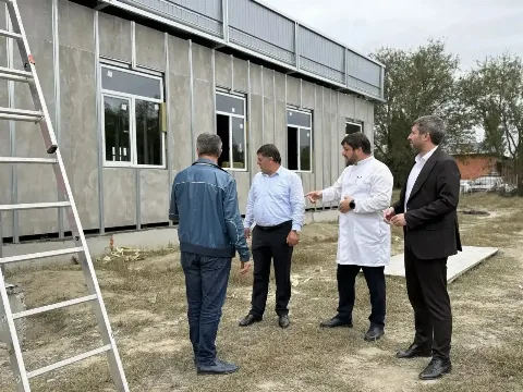 Глава Тарумовского района проверил ремонт инфекционного отделения и строительство женской консультации