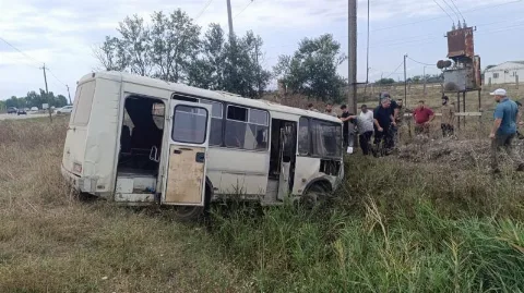 Пассажирский автобус съехал в кювет в Хасавюртовском районе Дагестана