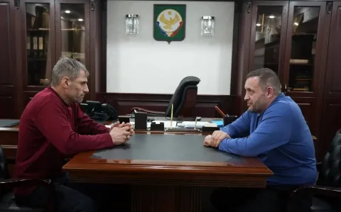 Глава Хасавюртовского района Корголи Корголиев встретился с подписавшим контракт на службу Казбеком Музаевым
