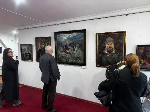 Мухтар Камбулатов представил в Махачкале выставку «История на холсте»