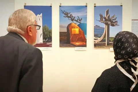 В Театре поэзии Махачкалы открылась фотовыставка «Журавли Расула Гамзатова»
