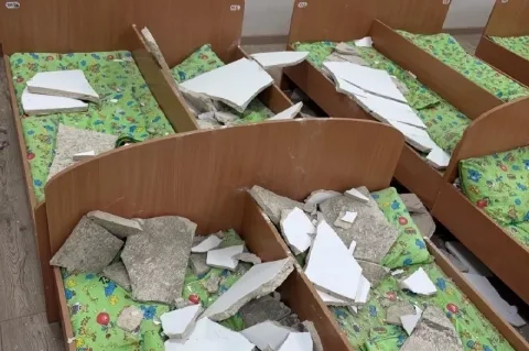 В новом детсаду села Гуниб обрушился потолок на кровати детей, никто не пострадал