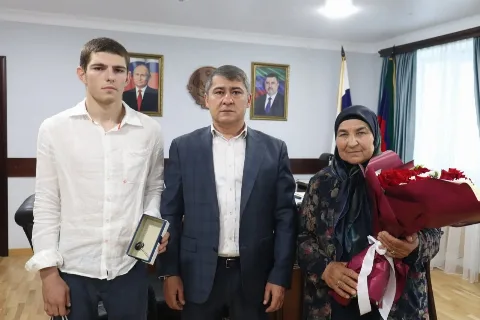 Сироте из Кизилюртовского района Дагестана вручили ключи от новой квартиры