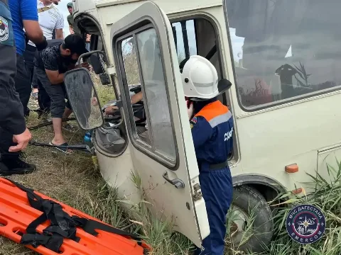 В Хасавюртовском районе автобус с пассажирами съехал в кювет