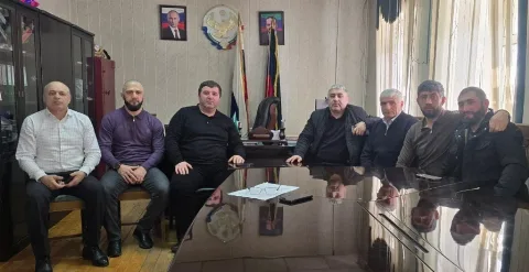 Глава Бежтинского участка встретился с участником СВО Эльдаром Мусаевым