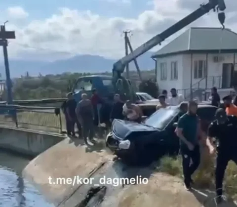 В поселке Тюбе водитель легкового автомобиля съехал с дороги в канал имени Октябрьской революции