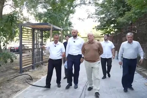 В Махачкале продолжается благоустройство пешеходной зоны на улице Дзержинского