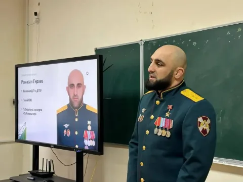 Участник программы «Доблесть гор» Рамазан Гираев провел урок мужества для студентов в Каспийске