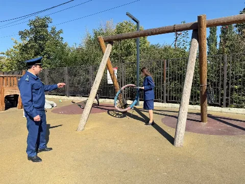 Прокуратура Хасавюрта выявила нарушения в состоянии детской площадки в сквере у СОШ №5