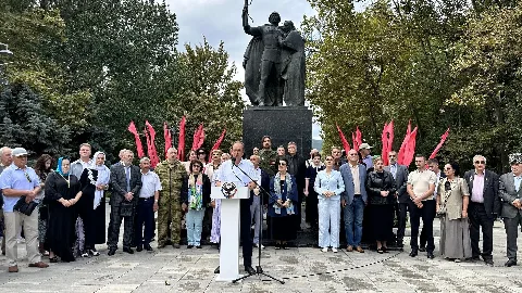 Гамзатовские дни «Белые журавли» открылись в Махачкале памятным митингом