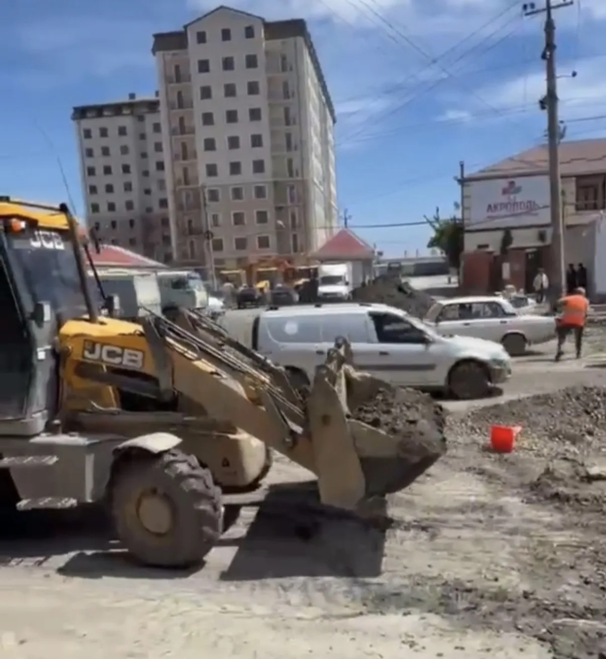 На улице Каммаева в Махачкале готовят основание под асфальт, устранена утечка воды