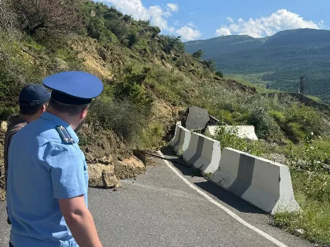 Прокуратура Ахвахского района выехала на место разрушения дороги и ЛЭП после оползня